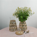 Vase de fleurs de la pot à verre enveloppé d'herbe naturelle